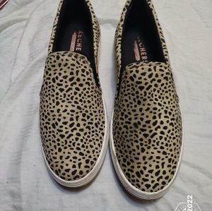 Like New Leopard slip on tennis shoes Comfy Foam insoles, No laces